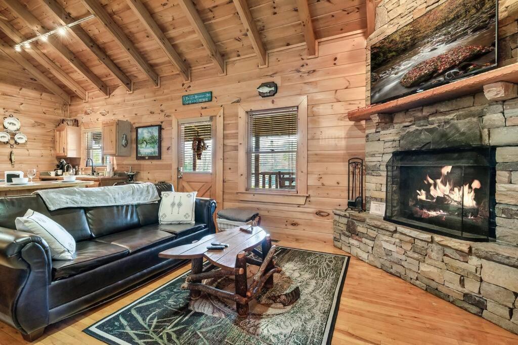 Spectacular Mtns Views With Private Hot Tub With Pool Table And Private Pond Villa Sevierville Luaran gambar
