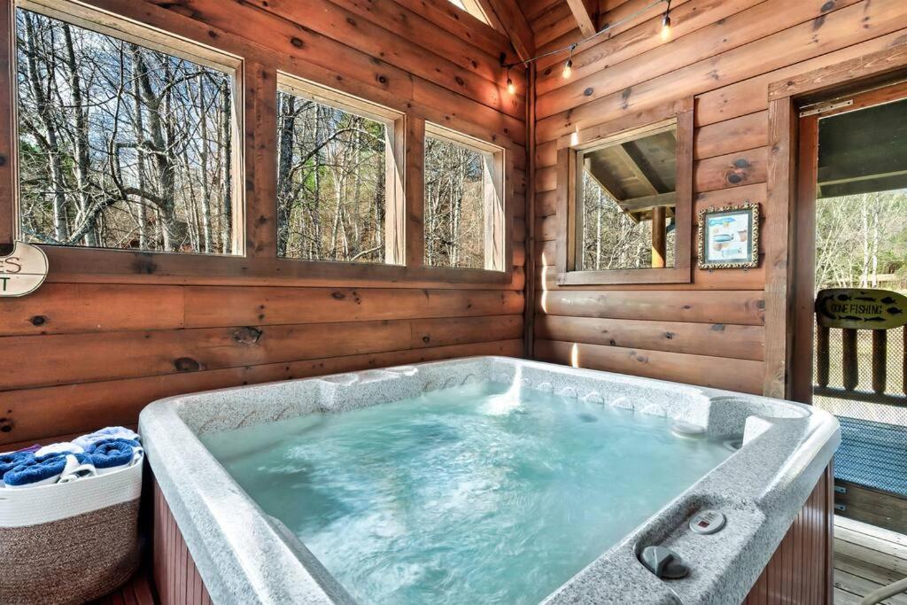 Spectacular Mtns Views With Private Hot Tub With Pool Table And Private Pond Villa Sevierville Luaran gambar