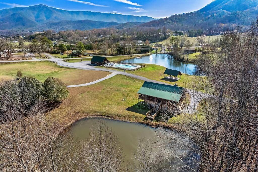Spectacular Mtns Views With Private Hot Tub With Pool Table And Private Pond Villa Sevierville Luaran gambar