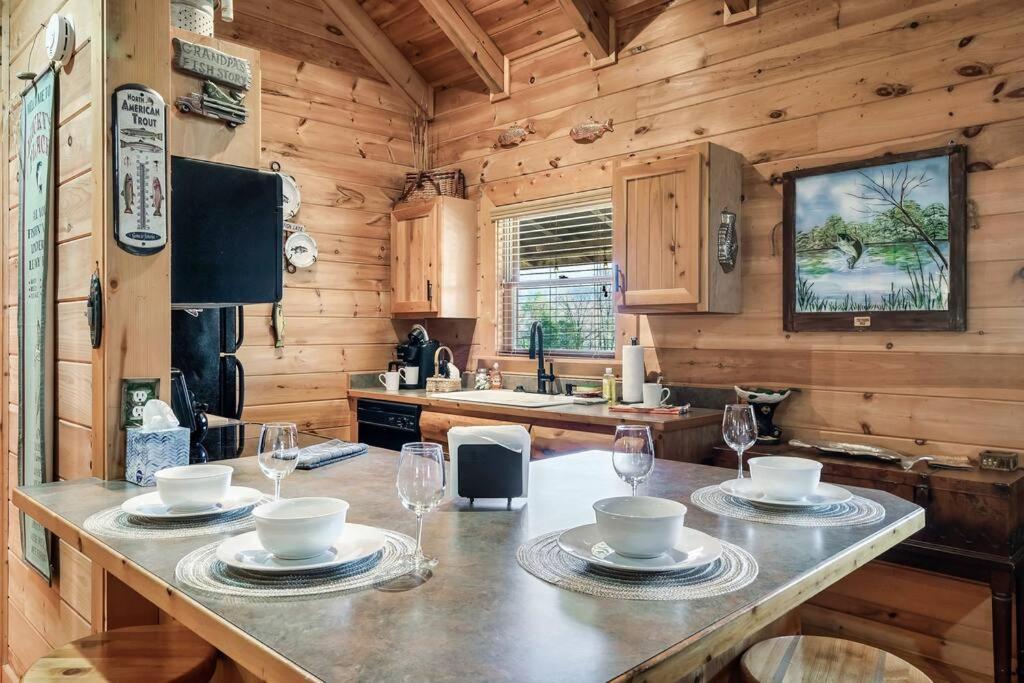 Spectacular Mtns Views With Private Hot Tub With Pool Table And Private Pond Villa Sevierville Luaran gambar